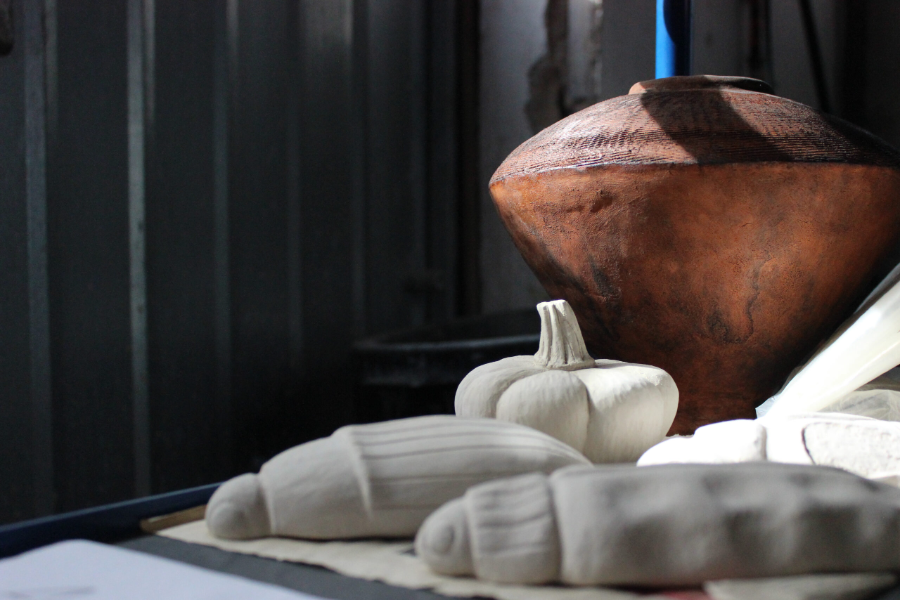 Fri skulptur i stengods